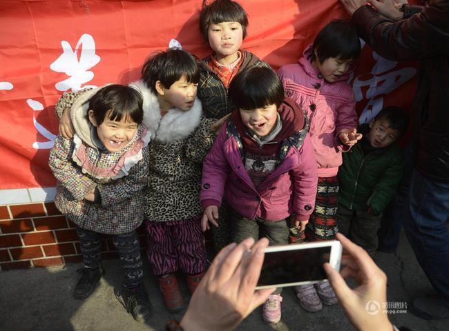 Anak-anak yang diadopsi nenek Kong | Photo: Copyright shanghaiist.com
