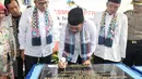 Wakil Gubernur (Wagub) DKI Jakarta, Djarot Saiful Hidayat menandatangani batu prasasti saat peresmian Ruang Publik Terpadu Ramah Anak (RPTRA) Pola Pinang, Pondok Labu, Jakarta Selatan, Kamis (13/10). (Liputan6.com/Yoppy Renato)