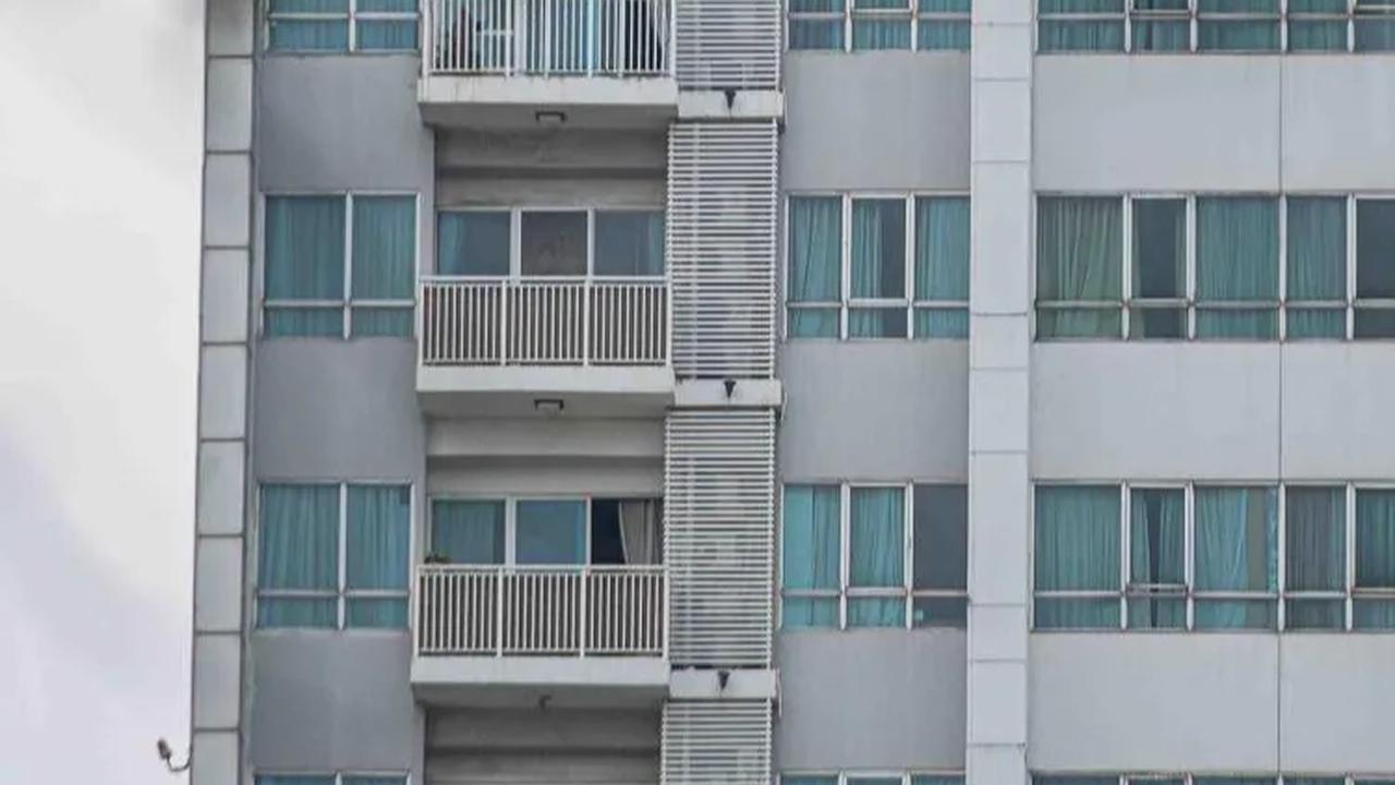 FOTO: Momen Penggeledahan Apartemen Firli Bahuri di Darmawangsa: Polisi Bawa Koper Besar