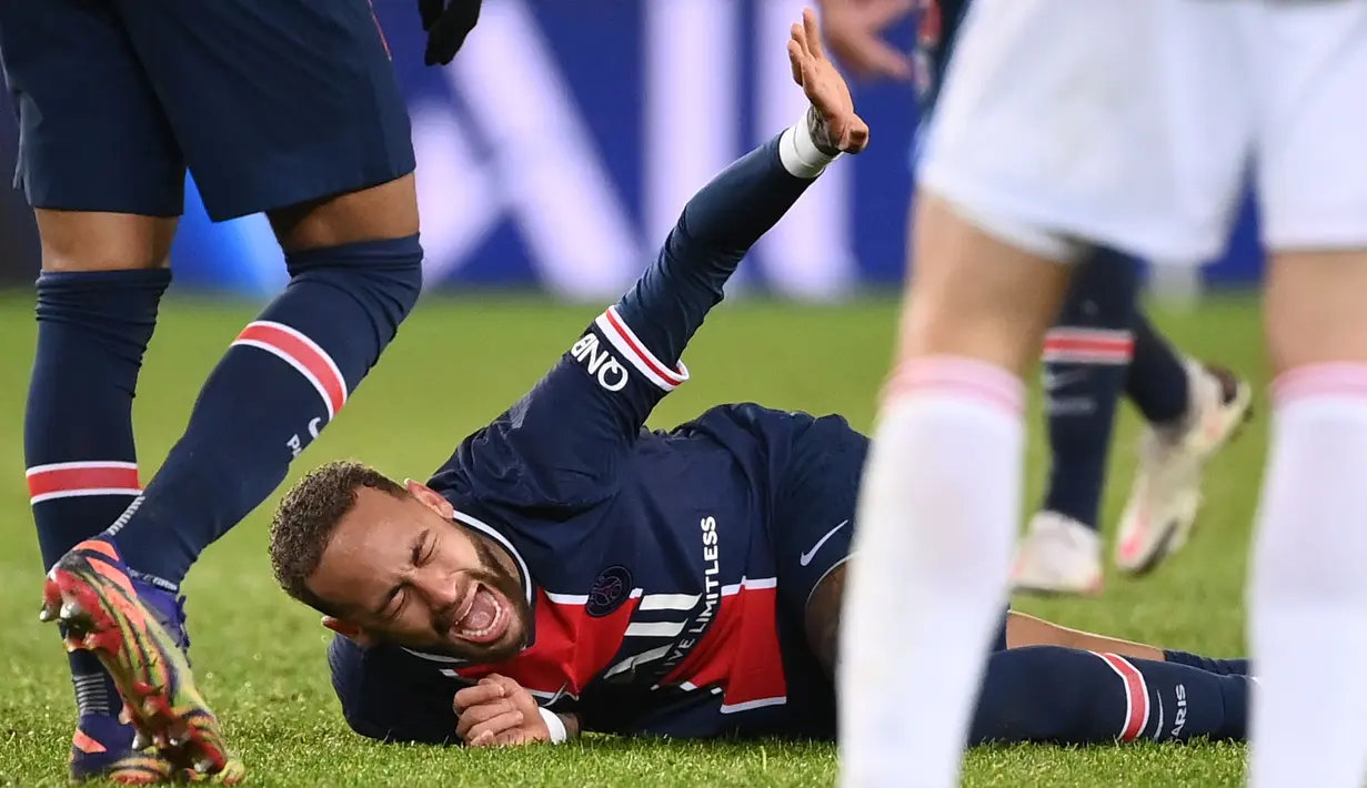 Pemain asal Brasil tersebut terlihat meringis kesakitan sementara Mendes akhirnya mendapatkan kartu merah setelah wasit meninjau VAR. (AFP/Frank Fife)