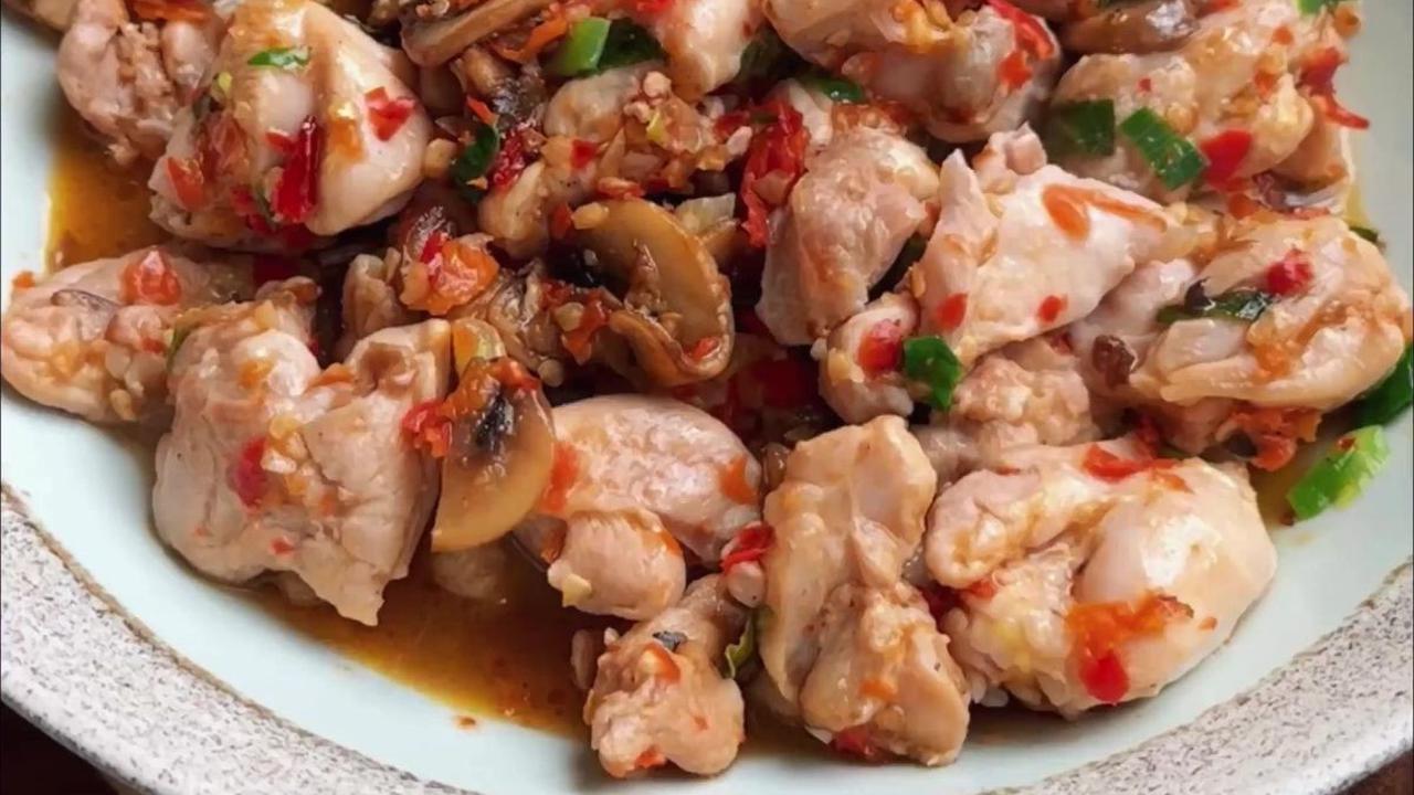 4. Tumis Ayam Jamur Pedas
