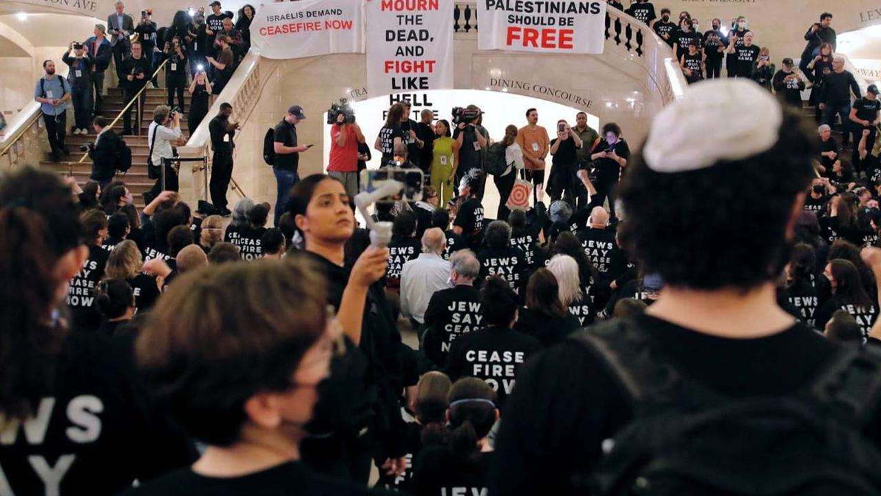 Ratusan umat Yahudi yang tergabung dalam kelompok Jewish Voice for Peace (JVP) ditangkap saat menggelar aksi bela Palestina di New York, Amerika Serikat, pada 27 Oktober 2023.