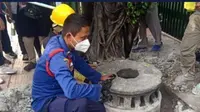 Petugas mengevakuasi batu peninggalan sejarah yang diperkirakan telah ada sejak tahun 1700 di Pasar Rebo, Jakarta Timur. (Dok Pemadam DKI Jakarta)