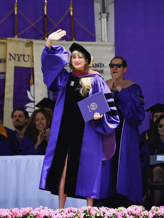 Penyanyi Taylor Swift menerima gelar doktor kehormatan seni rupa pada upacara pembukaan New York University untuk angkatan 2022 di Yankee Stadium, New York, Amerika Serikat, 18 Mei 2022. (Angela Weiss/AFP)