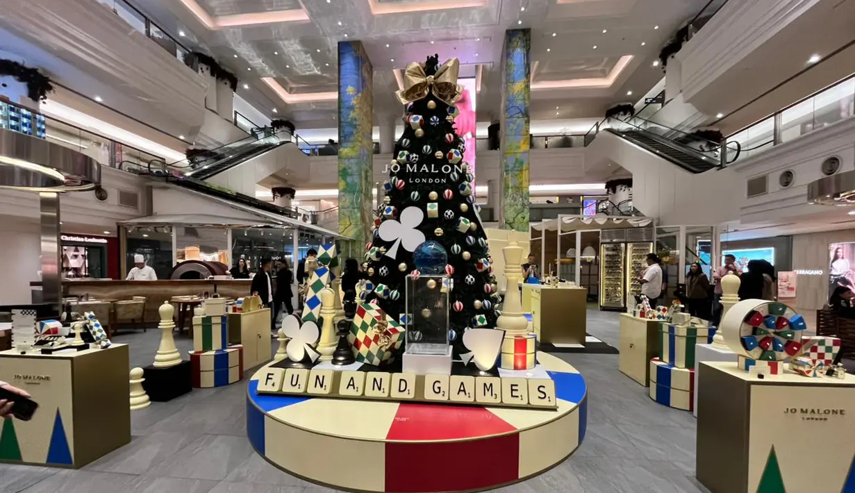 Jo Malone London, brand asal Inggris memperkenalkan koleksi akhir tahun dengan kemasan seru. Inilah musim untuk bersenang-senang dengan segudang permainan, dengan semangat selebrasi. Beragam pesta meriah khas akhir tahun akan menanti untuk kita hadiri, di mana bingkisan tertuju pada hadiah dengan aroma khas. Suasana meriah inilah yang disuguhkan oleh Jo Malone London dan bentuk Pop Up di Plaza Indonesia. / Foto dok : Fimela.com.
