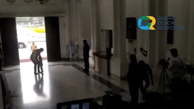 6 Potret Ridwan Kamil Kembali Bertugas di Hari Pertama Sebagai Gubernur, Gendong Arka