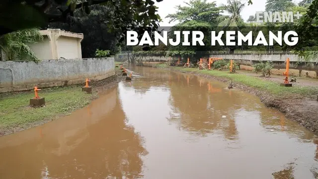 Banjir merendam kawasan elit Kemang, Jakarta Selatan, Sabtu (28/8). Banjir disebabkan tembok yang berada di pinggir Kali Krukut, jebol 