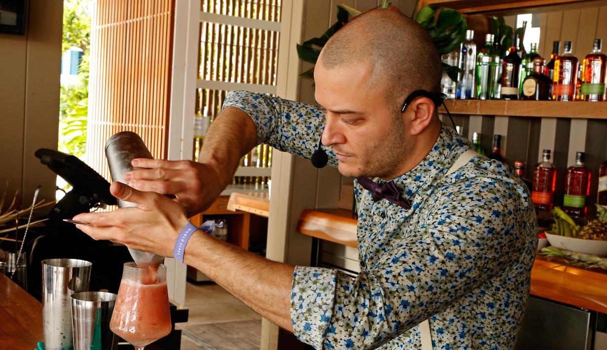 Samet Ali dari Bar Sofia Bulgaria mencoba meracik minuman saat mengikuti Kompetisi Bartender Dunia Diageo di Miami Beach, Florida, AS, Selasa (27/9). (REUTERS/ Joe Skipper)