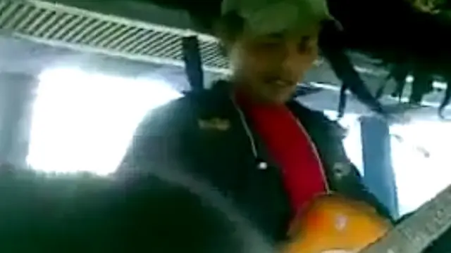 Pengamen Ini Punya Syair Plesetean yang Kocak