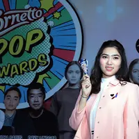 Penyanyi Isyana Sarasvati tak bisa menyembunyikan rasa senangnya saat didapuk menjadi juri dalam ajang Cornetto Pop Awards. Meski ia tak memungkiri kesulitan dengan banyaknya karya yang memiliki ciri khas masing-masing. (Deki Prayoga/Bintang.com)
