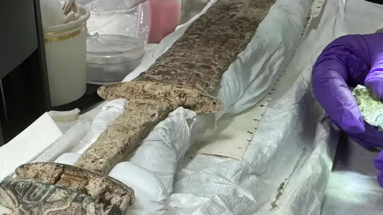 Arkeolog Temukan Makam Kuno Berisi Jasad Sedang Memeluk Pedang Abad Pertengahan Dilapisi Emas, Ada Ukiran Simbol Misterius