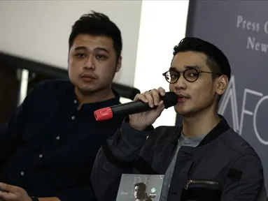 Penyanyi Afgan memberi keterangan saat launching album terbaru yang berjudul Dekade di Jakarta, Rabu (28/2). Album baru ini merayakan dekade Afgan selama menjadi artis rekaman. (Liputan6.com/Faizal Fanani)