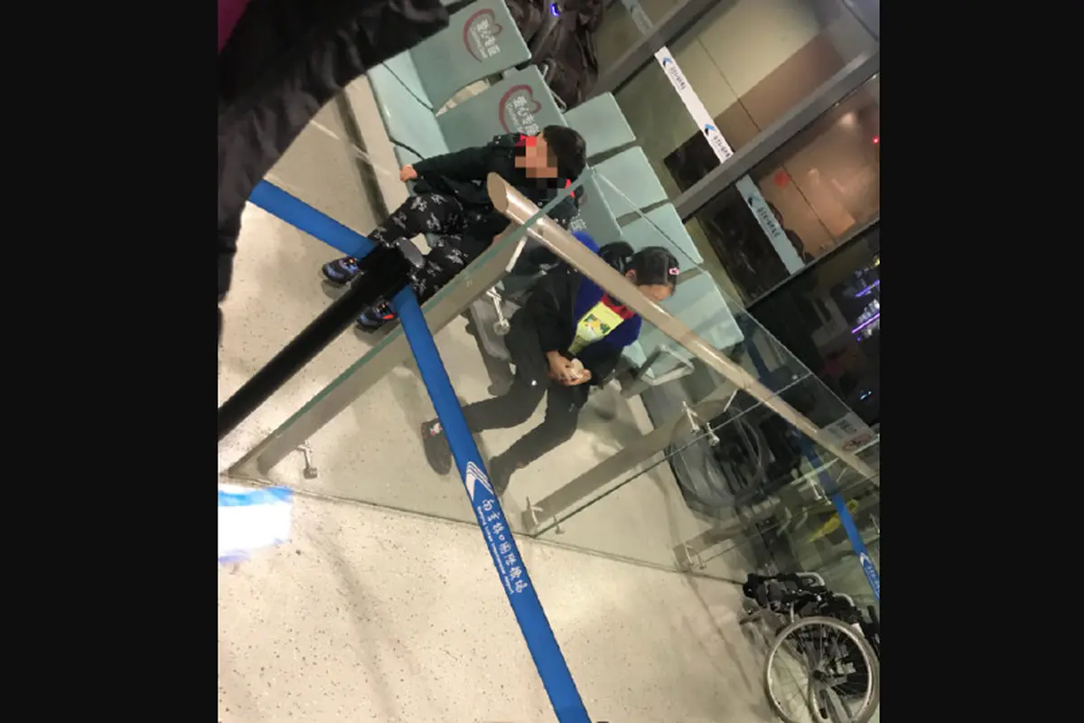 Dua anak diduga ditelantarkan orang tuanya di Bandara Nanjing akibat virus corona Wuhan.