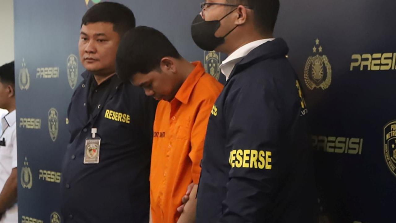 Tersangka Yudha dihadirkan dalam rilis kasus pembunuhan Dante (6), anak dari artis Tamara Tyasmara di Polda Metro Jaya, Jakarta, Senin (12/2/2024). Foto: Istimewa merdeka.com
