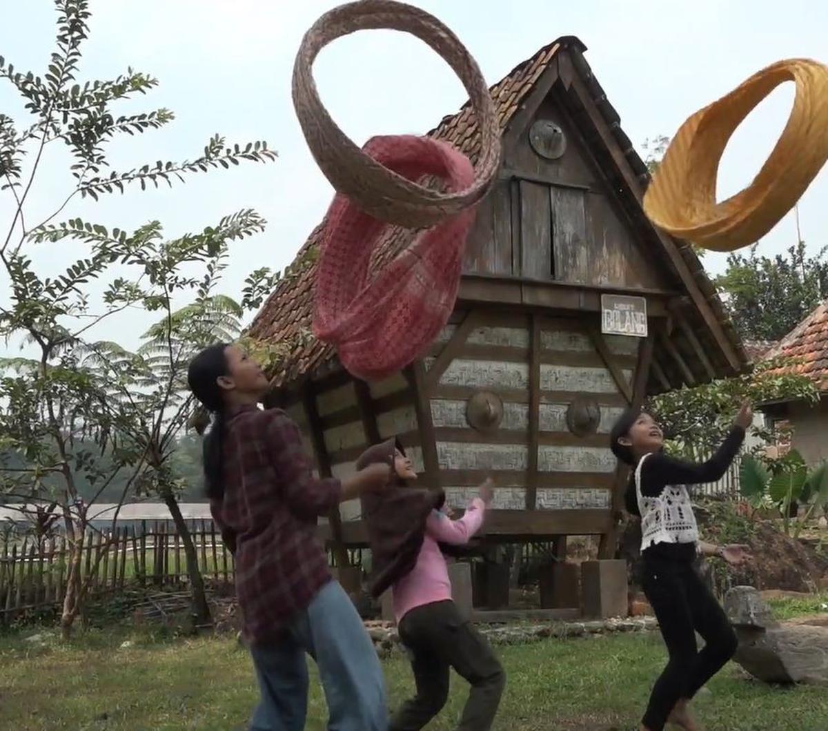 “Permainan ini jadi makin ramai saat bulan Ramadan, karena biasa dimainkan anak-anak saat menunggu waktu berbuka puasa atau ngabuburit,” kata Zaini Alif.<br><br>Foto:&nbsp;YouTube Zaini Alif