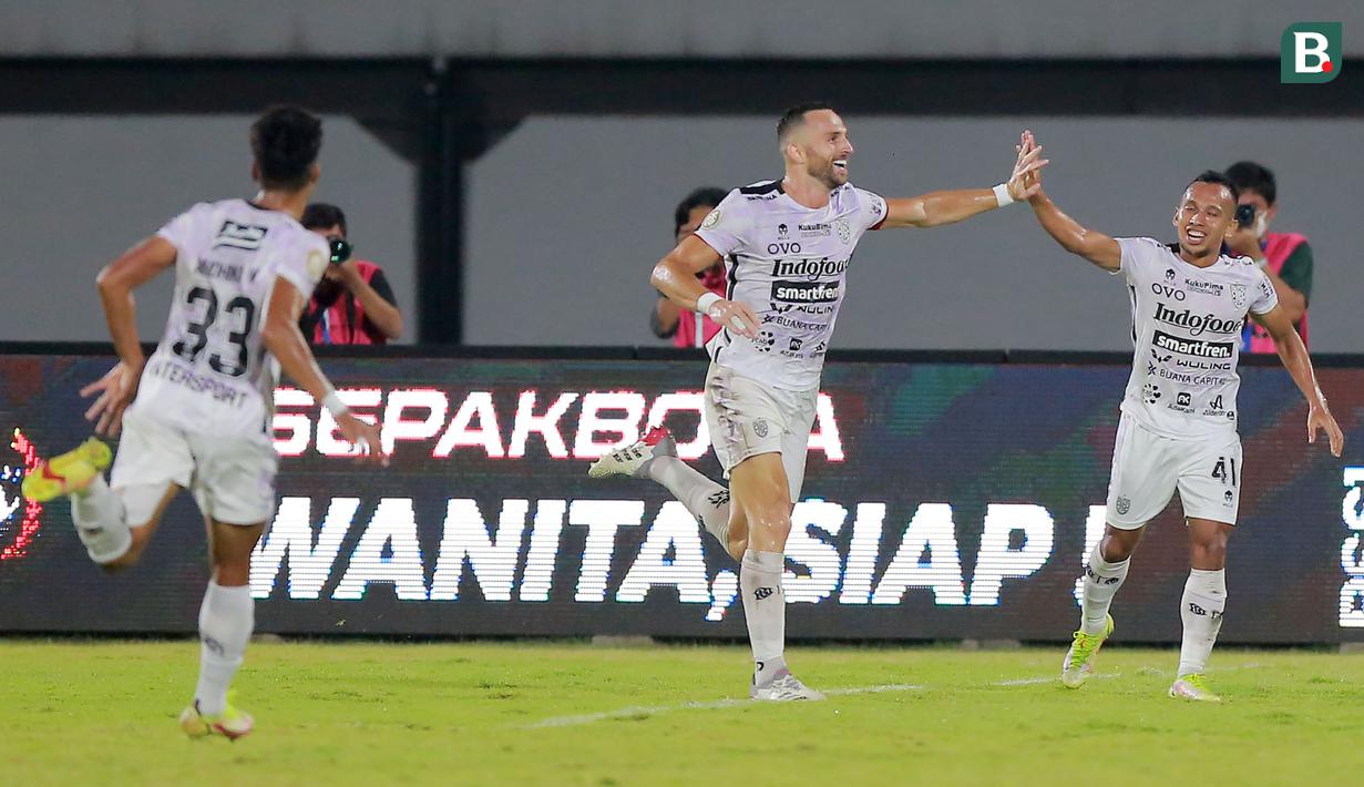 Tiga gol Bali United dicetak oleh Ilija Spasojevic pada menit ke-14, Muhammad Rahmat pada menit ke-29 dan Stfano Lilipaly pada menit ke-63. (Bola.com/M Iqbal Ichsan)