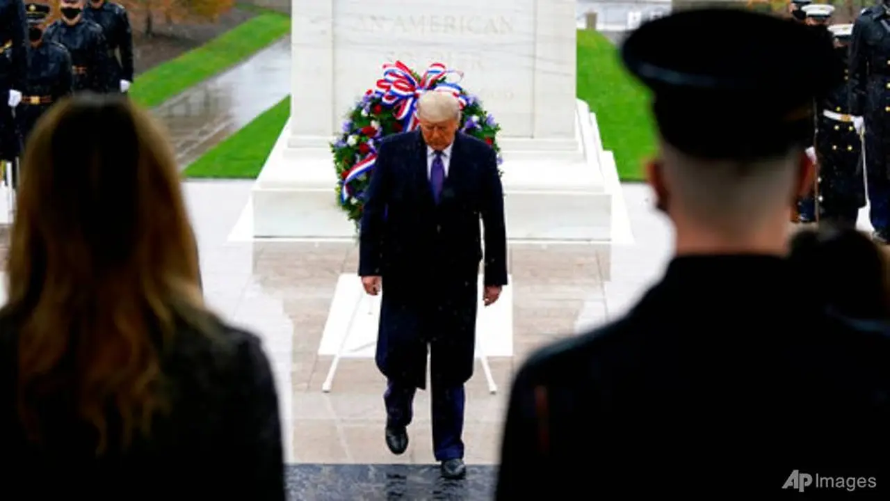 Presiden Donald Trump berpartisipasi dalam upacara peletakan karangan bunga Hari Veteran di Makam Prajurit Tak Dikenal di Pemakaman Nasional Arlington di Arlington, Virginia, pada Rabu, 11 November 2020.