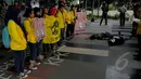 Sejumlah mahasiswa melakukan aksi teaterikal drama pemberantasan korupsi di halaman gedung KPK, Jakarta, Kamis (5/3/2015). Aksi tersebut menuntut pemerintah untuk segera menghentikan kriminalisasi KPK (Liputan6.com/Faisal R Syam)
