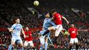 Pemain Manchester United, Daniel James, duel udara dengan pemain Burnley, Matthew Lowton, pada laga Premier League di Stadion Old Trafford, Kamis (23/1/2020). Manchester United takluk 0-2 dari Burnley. (AP/Martin Rickett)