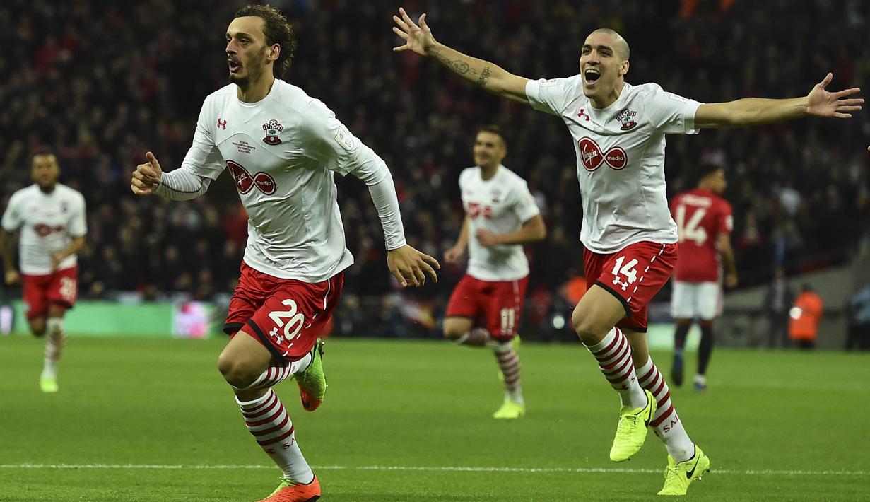 Striker Southampton, Manolo Gabbiadini, merayakan gol yang dicetaknya ke gawang Manchester United. Namun Southampton berhasil menyamakan kedudukan menjadi 2-2 melalui gol Gabbiadini pada menit ke-45 dan 48. (AFP/Glyn Kirk)
