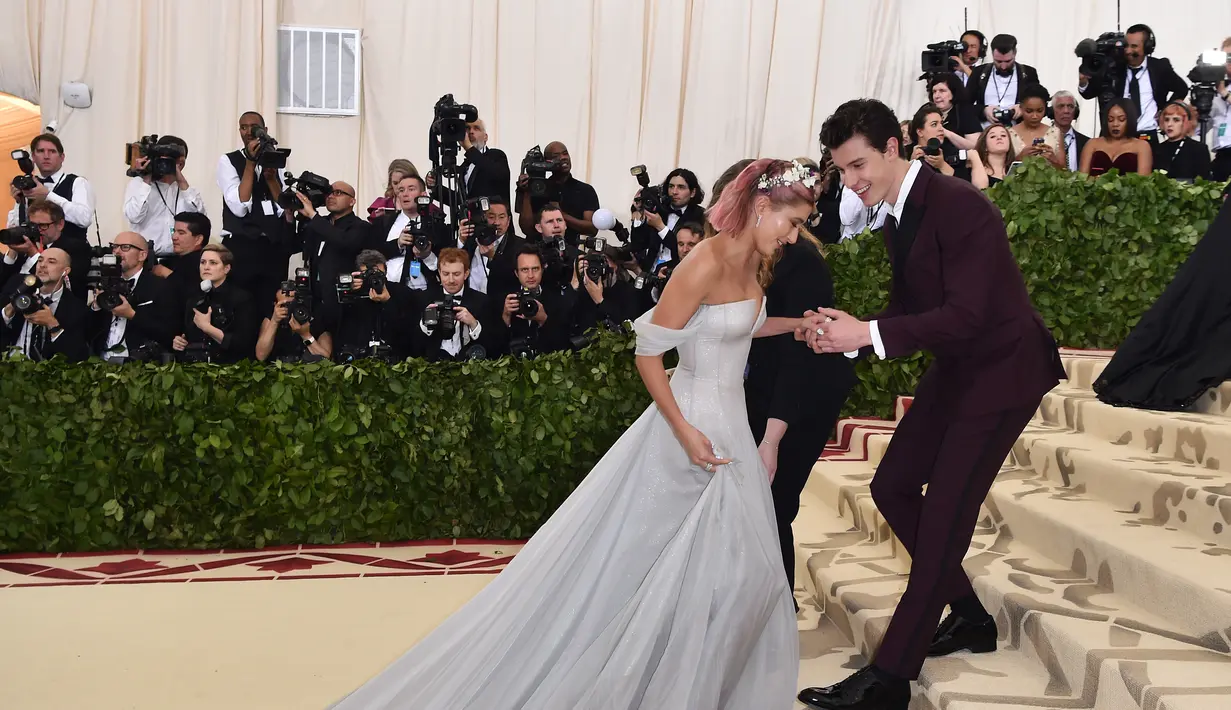 Shawn sendiri mengaku datang bersama Hailey karena diminta oleh Tommy Hilfiger. (Hector RETAMAL  AFP)