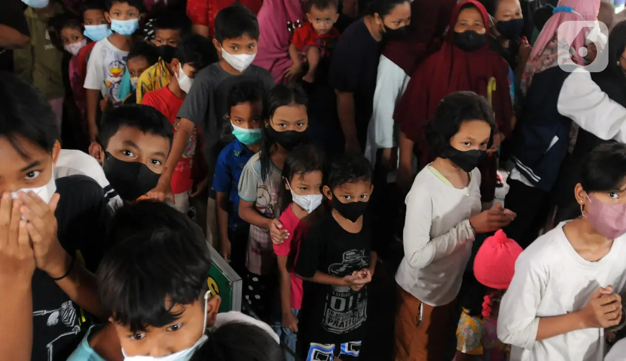 Anak-anak antre untuk mendapatkan makanan berbuka puasa atau takjil di Masjid Wihdatul Ummah, Cinere, Depok, Jawa Barat, Kamis (7/4/2022). Dalam sehari, Masjid Wihdatul Ummah menyediakan lebih dari 700 takjil berupa nasi kotak yang merupakan sumbangan donatur jemaah masjid. (merdeka.com/Arie Basuki)