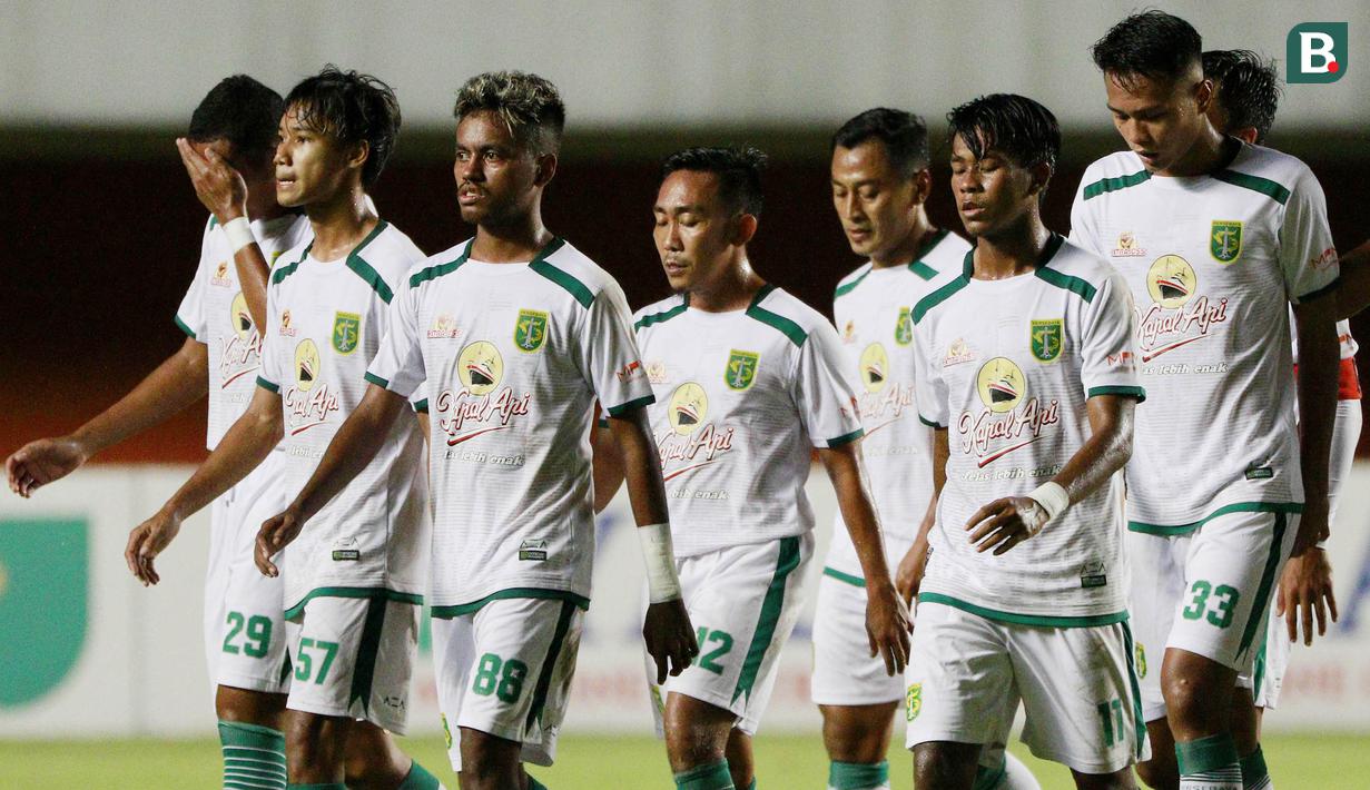 Para pemain Persebaya Surabaya tampak lesu usai ditaklukkan Persib Bandung 2-3 dalam laga perempatfinal Piala Menpora 2021 di Stadion Maguwoharjo, Sleman, Minggu (11/4/2021). (Bola.com/M Iqbal Ichsan)