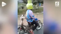 Seorang pengendara motor terkejut melihat motor berjalan mundur dan dikendarai seseorang yang gunakan helm gas melon. Setelah ditelisik, ternyata motor tersebut bermuka dua.