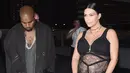 Kim Kardashian ditemani suaminya, Kanye West menghadiri Givenchy Spring/Summer 2016 pada acara New York Fashion Week di New York, Jumat (11/9/2015). (Michael Loccisano/Getty Images/AFP)