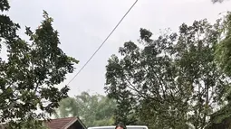 Bukan hanya singgah, Angelina Ci juga sempat mengunggah video menginap di rumah hutan Dodit. Saat itu Angelina menjadi kameramen menangkap aktivitas Dodit dan rekannya membuat api unggun. (Liputan6.com/IG/angelinaci_)