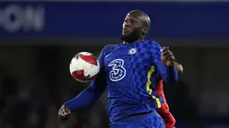 Penyerang Chelsea Romelu Lukaku berebut bola dengan bek Chesterfield Luke Croll pada putaran ketiga Piala FA di Stamford Bridge, Minggu (9/1/2022) dini hari WIB. Chelsea melenggang mulus melewat tim divisi kelima Chesterfield dengan kemenangan telak 5-1. (AP Photo/Matt Dunham)