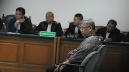 [FOTO] Wajah Lemas Akil Saat Ditolak Eksepsinya 