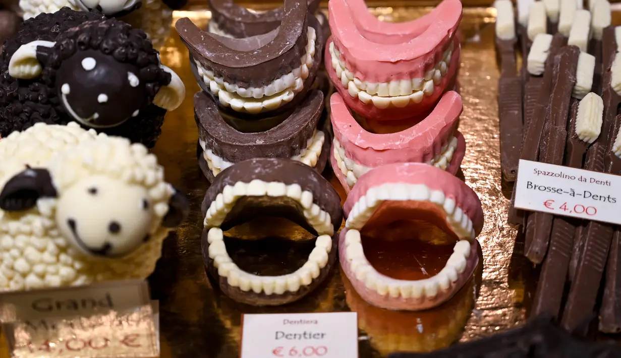 Kreasi cokelat berbentuk gigi palsu dan sikat gigi ditampilkan selama Chocolate Fair di Brussels, Belgia pada 21 Februari 2019. Edisi ke-6 Chocolate Fair berlangsung mulai 22 Februari 2019 hingga 24 Februari mendatang. (Photo by EMMANUEL DUNAND / AFP)