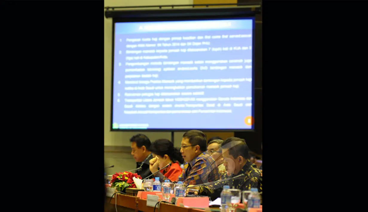 Menteri Agama Lukman Hakim Saifuddin, (ketiga kirii), mengikuti rapat kerja bersama Komisi VIII, Jakarta, Selasa (27/1/2015). (Liputan6.com/Andrian M Tunay)