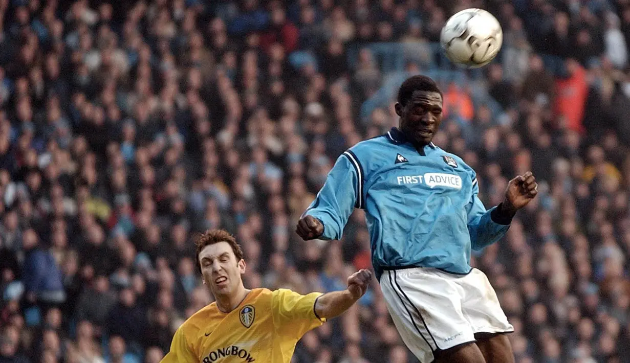 9. Marc Vivien Foe (Manchester City) - The Citizens memutuskan memensiunkan nomor punggung 23 untuk penghormatan atas kematian pemainnya. Pemain Kamerun ini meninggal saat laga Piala Konfederasi 2003 menghadapi Kolombia. (AFP/Paul Barker)