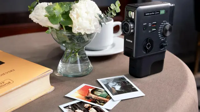 Gen Z dan Kembalinya Pesona Polaroid, Saat Foto Cetak Jadi Bentuk Ekspresi Diri di Era Digital