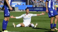 Striker Real Madrid, Cristiano Ronaldo, melakukan protes setelah dilanggar pemian Deportivo Alaves pada laga La Liga di Stadion Mendizorroza, Sabtu (23/9/2017). Real Madrid menang 2-1 atas  Deportivo Alaves. (AFP/Ander Gillenea)