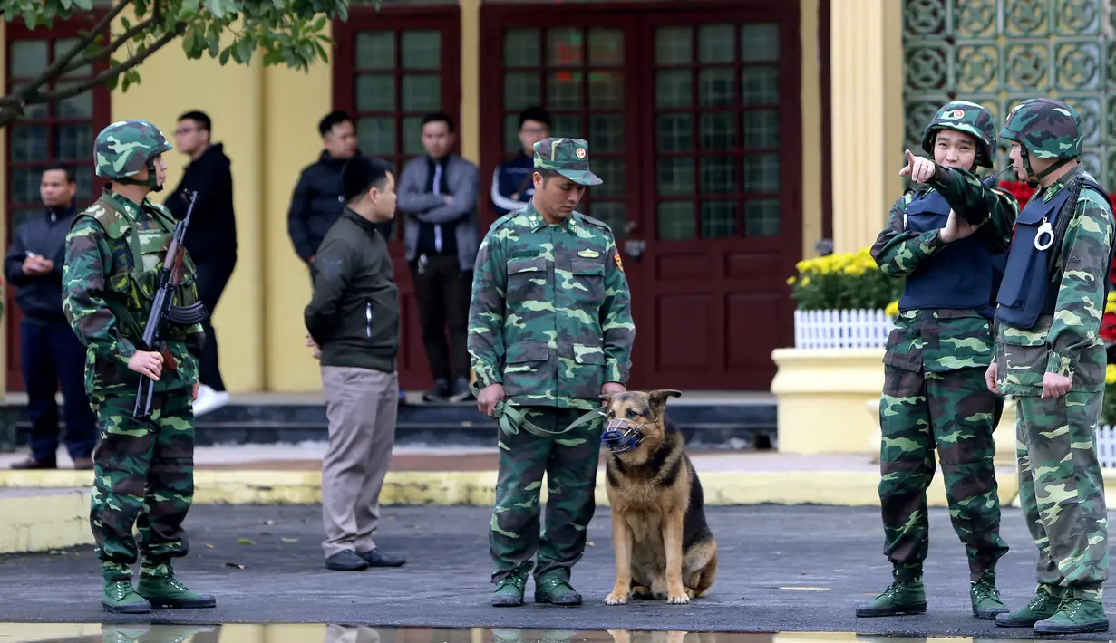 Tentara Vietnam berjaga di luar pintu masuk stasiun kereta Dong Dang menjelang kedatangan pemimpin Korea Utara, Kim Jong-un di Lang Son, Senin (25/2). Kim Jong-un akan memasuki Vietnam dengan kereta api untuk pertemuan dengan Donald Trump. (AP/Minh Hoang)