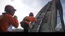 Patung Pancoran dengan tinggi total 38 meter itu dipasangi rangka dari baja ringan di bagian atasnya. Rangka itu berfungsi sebagai pijakan bagi para pekerja untuk membersihkan patung, Jakarta, Senin (18/08/2014) (Liputan6.com/Faizal Fanani)
