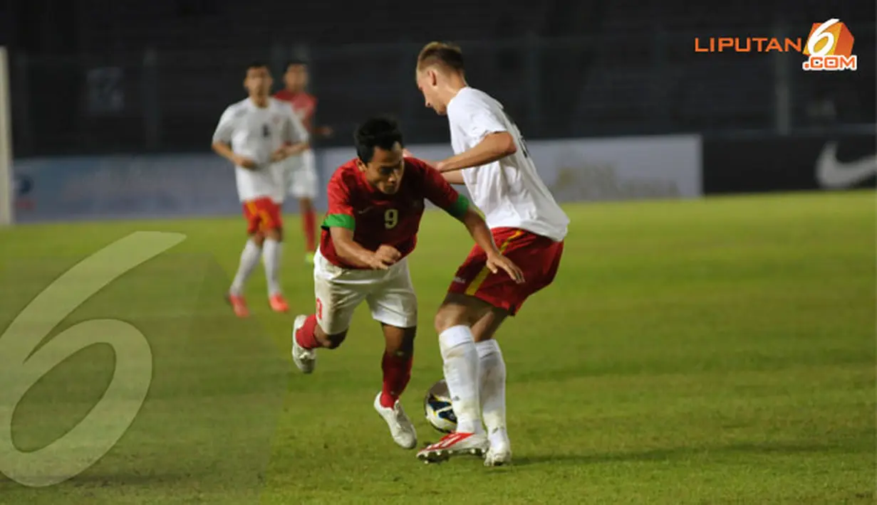 Pemain Kyrgyzstan harus menjegal pemain Timnas Indonsesia bernomor 9, Samsul Arif yang mencoba mendobrak pertahanan Kyrgyzstan (Liputan6.com/ Helmi Fithriansyah)