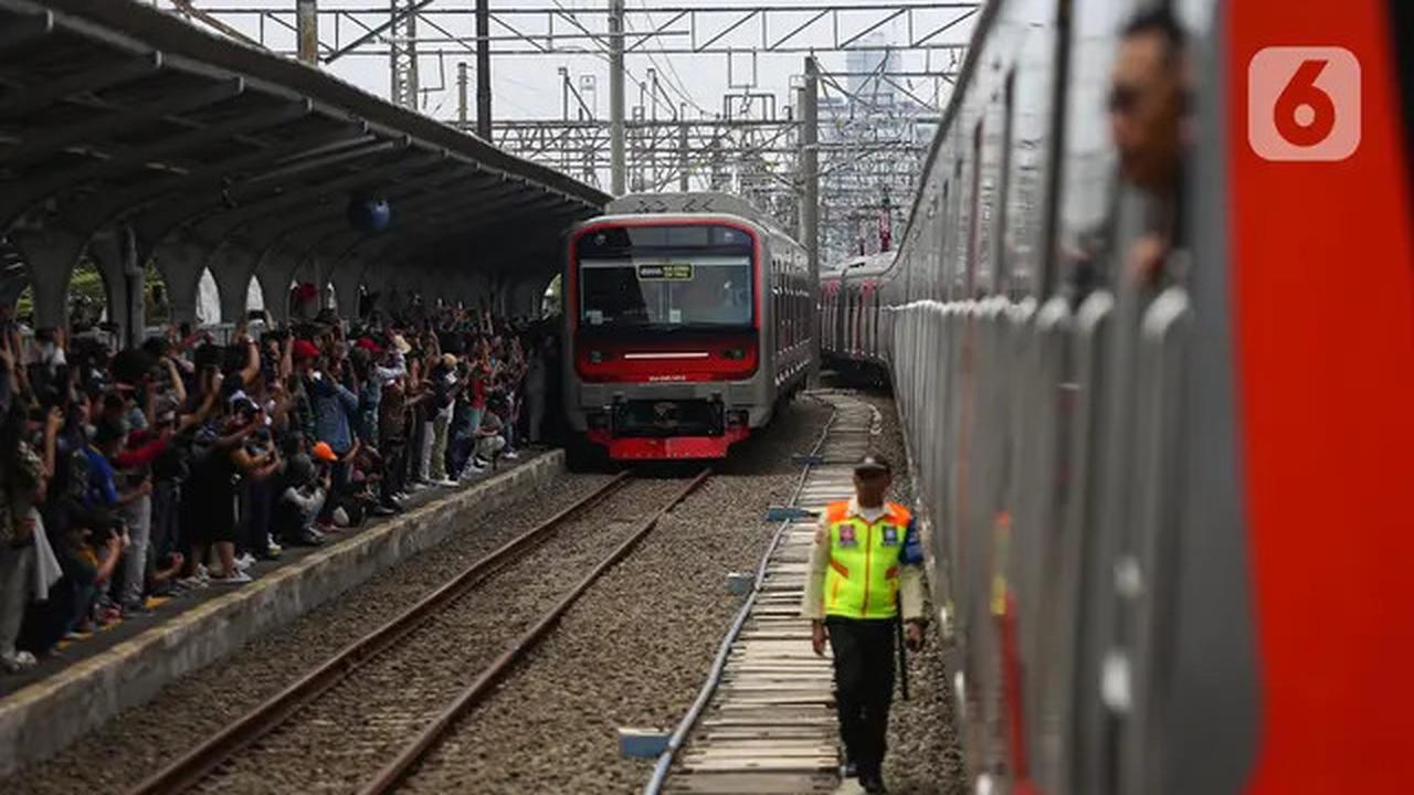 Antusiasme Warga Saksikan Parade Napak Tilas 100 Tahun Operasional KRL di Indonesia
