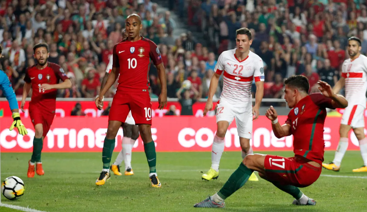 Pemain timnas Portugal, Andre Silva mencetak gol ke gawang Swiss pada laga pamungkas kualifikasi Piala Dunia 2018 zona Eropa di Stadion da Luz, Selasa (10/10). Portugal akhirnya memastikan lolos ke Piala Dunia 2018 usai menang 2-0. (AP/Armando Franca)