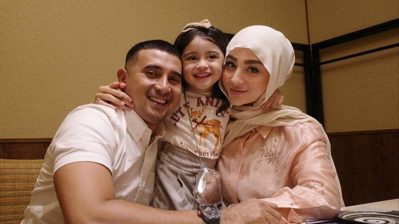 Makin Cantik dengan Rambut Panjang, Potret Terbaru Guzel Anak Ali Syakieb yang Disebut Kayak Boneka Hidup