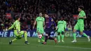 Striker Barcelona, Lionel Messi berusaha mencetak gol ke gawang Levante pada leg kedua babak 16 besar Copa del Rey di Stadion Camp Nou, Kamis (17/1). Barcelona lolos ke perempat final Copa Del Rey usai menang 3-0 atas Levante. (AP/Manu Fernandez)