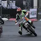 Aksi pebalap Indonesia, Diva Ismayana (226) mencoba menjauhi Mohd Al Amirul, pebalap Malaysia pada ajang FIM Asia Supermoto 2016 di Kompleks Stadion Kanjuruhan, Malang, Minggu (9/10/2016) (Bola.com/Reza Bachtiar)