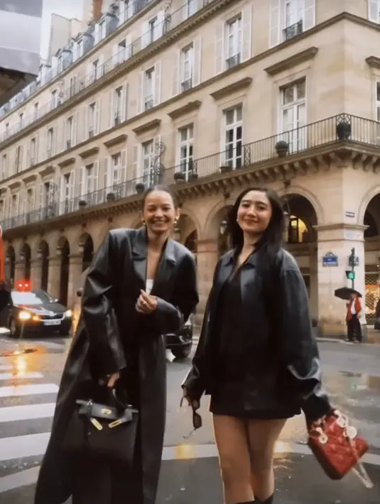 Duo bestie Enzy Storia dan Febby Rastanty tampil kompak saat nikmati liburan ala Parisian di Paris [@enzystoria]