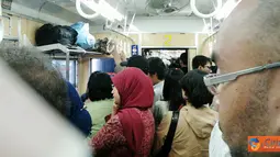 Citizen6, Jakarta: Para penumpang KA Express Bekasi yang tertahan selama dua jam di Stasiun Jatinegara, Jakarta, Jumat (20/05). 