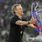Pelatih PSG, Luis Enrique menyentuh trofi Liga Champions 2024/2025 setelah timnya berhasil memastikan diri menjadi juara dengan mengalahkan Inter Milan dalam laga final yang berlangsung di Allianz Arena, Munchen, Jerman, Minggu (01/06/2025) dini hari WIB. (AP Photo/Martin Meissner)