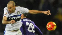 Aksi pemain Inter Milan, Rodrigo Palacio, saat melawan Fiorentina dalam laga Serie A Italia di Stadion di Artemio Franchi, Firenze, Senin (15/2/2016) dini hari WIB. (EPA/Maurizio Degl' Innocenti)