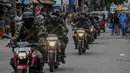 Tentara Sri Lanka dengan sepeda motor berpatroli di sepanjang jalan saat negara itu bersiap untuk lockdown di Kolombo, Selasa (25/5/2021). Sri Lanka bersiap menerapkan lockdown ketat selama dua minggu untuk menekan penyebaran corona Covid-19. (ISHARA S. KODIKARA / AFP)